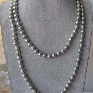 Collar largo de perlas de concha gris de 10 mm y 50 pulgadas