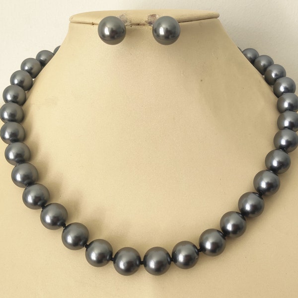 Ensemble collier et boucles d'oreilles en coquillages gris foncé 12 mm