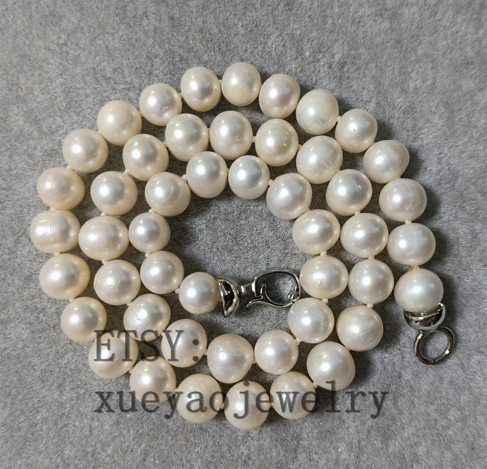 Collana antica di vere perle barocche coltivate, grandi e graduate, annodate a mano, in scatola, graziosa chiusura in argento sterling, 30 grammi. - Italia Collana antica di vere perle barocche coltivate, grandi e graduate, annodate a mano, in scatola, graziosa chiusura in argento sterling, 30 grammi. - Italia