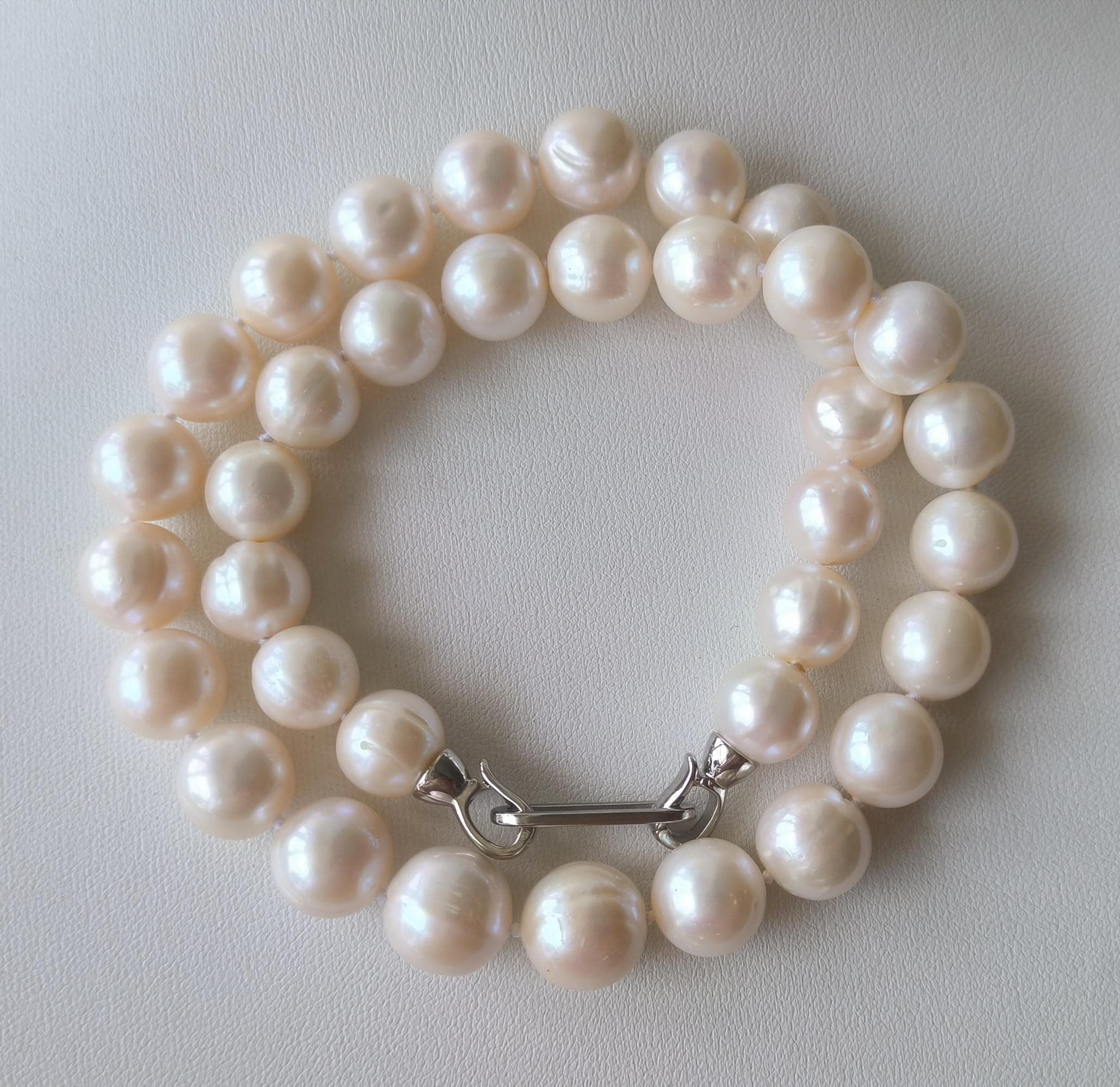 Collana Con Perle Coltivate D'acqua Dolce Forma Barocca E Chiusura In Oro Bianco 18kt