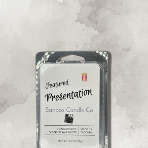 Puede incluir: Un juego de tres cuencos de cerámica anidados en tamaños graduados. Los cuencos son blancos con un acabado moteado y texturizado y presentan un borde ligeramente ensanchado. Ideal para la preparación o el servicio de alimentos.