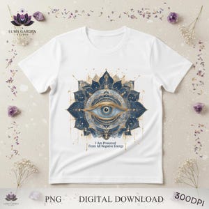 以下が含まれることがあります： 白いTシャツ。青と金の目のデザインが花のマンダラの中に描かれています。「I Am Protected From All Negative Energy」の文字が下に印刷されています。デジタルダウンロード、PNG、300 DPI。