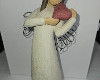 Esta figurita pertenece a la colección "Hero" de Willow Tree, de la artista Susan Lordi.