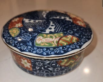 Pequeño objeto decorativo, cuenco o plato con tapa de porcelana japonesa Imari de época.