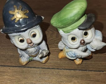 Figuritas de cerámica antropomórficas de búhos de estilo vintage. Policía, cartero.