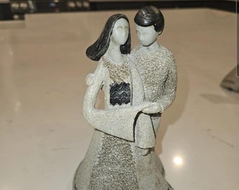 Escultura de piedra artística "United" de Carson Home Accents.