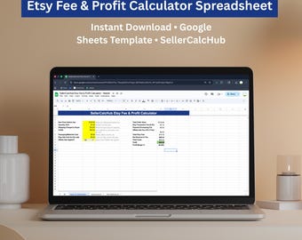 Peut inclure: Un ordinateur portable affiche une feuille de calcul "Etsy Fee & Profit Calculator". L'écran présente des données organisées en lignes et en colonnes. Le texte "Instant Download • Google Sheets Template • SellerCalcHub" est visible.