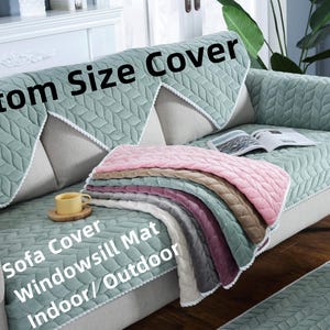 以下が含まれることがあります： カスタムサイズのカバーが付いたソファと、カラフルなマットの山。 ソファカバーは、葉の模様と白いトリムが付いたライトグリーンです。 マットはピンク、グレー、ブラウンの色合いです。 画像のテキストは「Custom Size Cover」と「Sofa Cover Windowsill Mat Indoor/Outdoor」です。