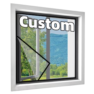 以下が含まれることがあります： 白いフレームの窓、黒いスクリーン、白い文字で「Custom」と書かれています。 スクリーンは部分的に開いており、緑の木々と青い山々が背景に見えます。