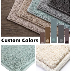 Puede incluir: Una selecci&oacute;n de alfombras de colores personalizados en varios tonos, incluyendo beige, turquesa, gris y negro. La imagen muestra la textura y las opciones de color disponibles, con un primer plano de una alfombra turquesa y una alfombra crema. El texto "Custom Colors" est&aacute; presente.