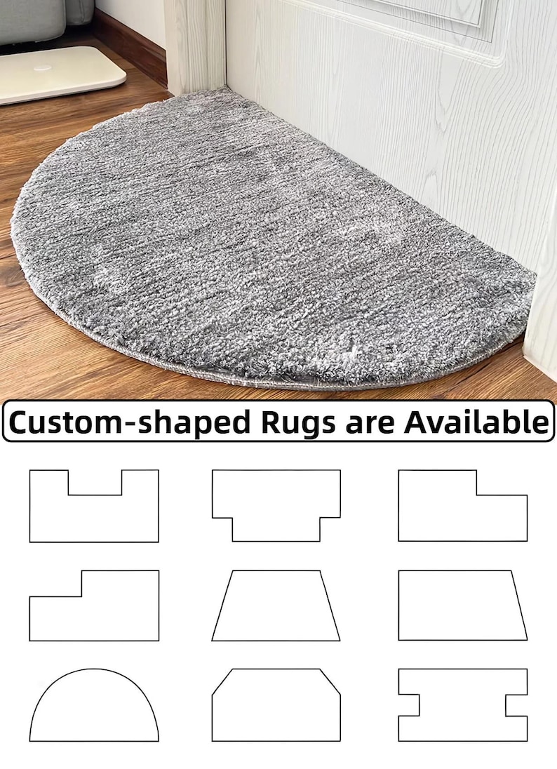 Puede incluir: Una alfombra gris semicircular con superficie texturizada sobre un suelo de madera. La alfombra est&aacute; cerca de una puerta blanca. El texto en la parte inferior dice "Custom-shaped Rugs are Available" con opciones de forma.