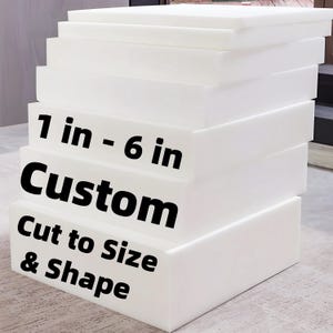 Puede incluir: Una pila de bloques de espuma blancos, con un grosor de 2,5 cm a 15 cm, dispuestos en una configuración escalonada. El texto "1 in - 6 in", "Custom" y "Cut to Size & Shape" está impreso en negro sobre la espuma.