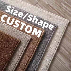 Puede incluir: Una pila de alfombras personalizadas en varios colores neutros, incluyendo marrón, gris y beige. Las alfombras son rectangulares con una superficie texturizada y un borde contrastante. El texto "Size/Shape CUSTOM" está superpuesto.
