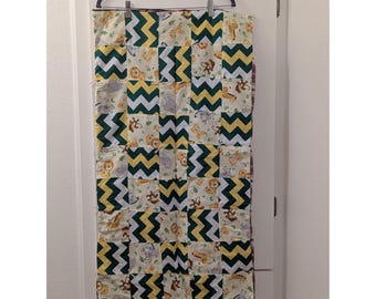 Couette pour bébé faite main avec motifs d'animaux et de chevrons, recto-verso et endos à carreaux rouges Adorable couverture pour chambre de bébé env. 41"x37"