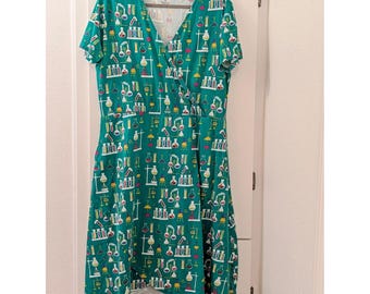 Robe portefeuille imprimée Science Lab par Svaha XL en coton bio Vert