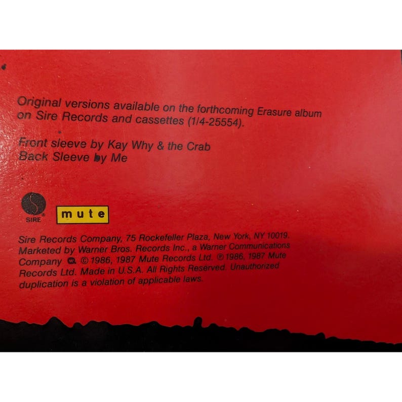 Puede incluir: Fondo rojo con texto blanco y logotipo de Sire Records. El texto incluye informaci&oacute;n sobre un &aacute;lbum de Erasure, los cr&eacute;ditos de dise&ntilde;o y la direcci&oacute;n de la compa&ntilde;&iacute;a discogr&aacute;fica en Nueva York.