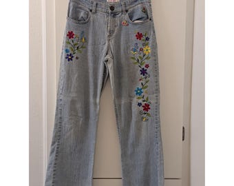 Jeansy vintage z jasnym, spranym denimu z kolorowym haftem kwiatowym i ptakiem Tweety, proste nogawki, damskie, rozmiar 9/10, luźny krój