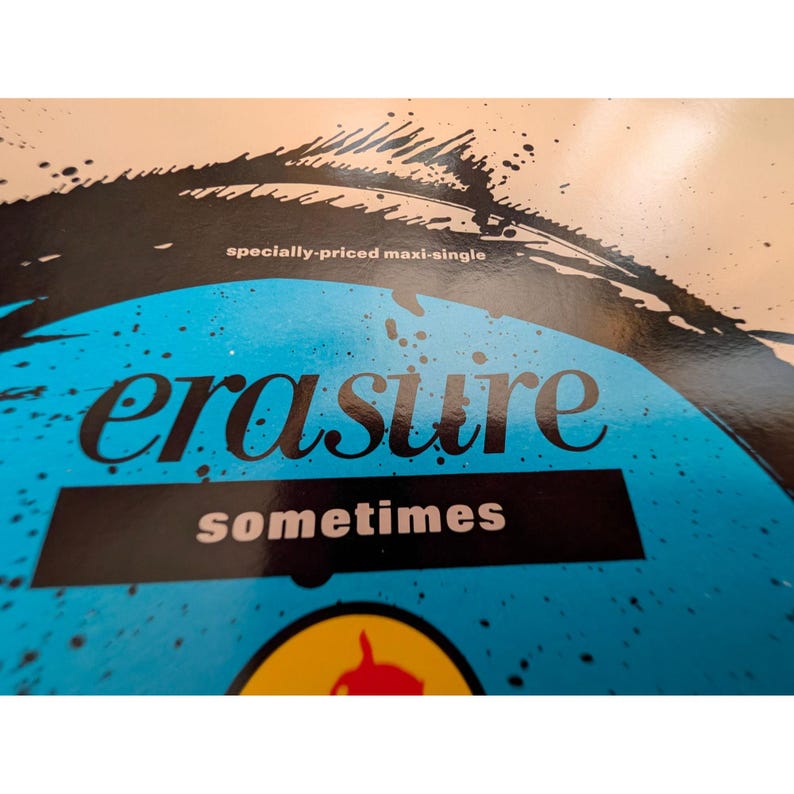 Puede incluir: Disco maxi-single de Erasure "Sometimes". La portada del &aacute;lbum presenta un c&iacute;rculo azul turquesa con el nombre de la banda en letras grandes y estilizadas. La palabra "sometimes" est&aacute; debajo del nombre de la banda. El fondo es beige con salpicaduras de pintura negra.