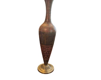 Vase artisanal en laiton gravé à l'eau-forte avec motif floral - Rouge et or - Inde - 9" de haut