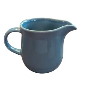 Puede incluir: Un letrero de madera rústica con el texto "Welcome to our home" en letras blancas. El letrero presenta un acabado envejecido y un diseño simple y acogedor, ideal para la decoración de la puerta principal.