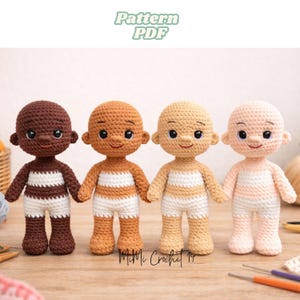 Peut inclure: Quatre poupées crochetées de différentes couleurs de peau sont présentées. Chaque poupée a une tête chauve, un visage souriant et porte un short blanc à rayures horizontales. Les poupées sont faites de fil et sont sur une surface en bois. Le texte "Pattern PDF" est en haut.