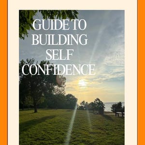 Może przedstawiać: Okładka książki z tytułem "Guide to Building Self Confidence" na tle parku i zachodu słońca. Słowa "Self-Development" znajdują się na dole. Obraz jest oprawiony pomarańczową obwódką.