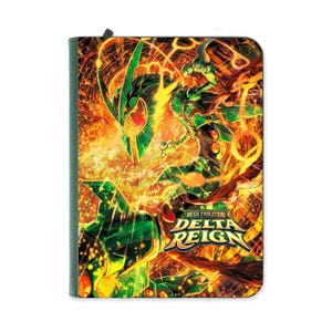 Pode incluir: Um fichário retangular para cartas colecionáveis com uma ilustração vibrante de uma criatura verde semelhante a um dragão cercada por energia laranja e amarela. O texto Mega Evolution Delta Reign está impresso em letras douradas.
