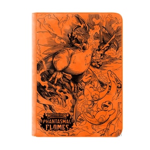 Puede incluir: Carpeta de tarjetas naranja con una ilustración en blanco y negro de una criatura con forma de dragón que escupe fuego, con el texto "Mega Evolution Phantasmal Flames". La carpeta tiene una superficie texturizada.
