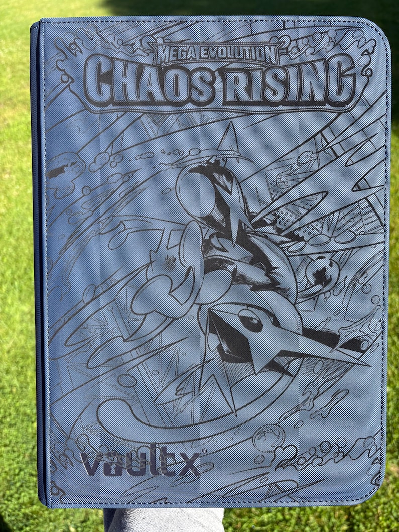 Op de afbeelding: Een blauwe kaartenbinder met de tekst "MEGA EVOLUTION CHAOS RISING" en een karakterafbeelding. De binder is gemaakt door Vault X.
