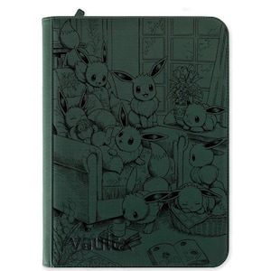 Puede incluir: Una carpeta con cremallera de color verde oscuro que presenta una ilustración detallada de líneas de varios personajes Eevee relajándose en una habitación acogedora. La escena incluye Eevees en un sillón, en una cesta y cerca de libros.