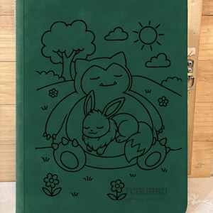 Può includere: Un raccoglitore verde scuro per carte collezionabili con un disegno a tratto nero di un Snorlax e un Eevee che riposano su una collina erbosa con un sole, nuvole e fiori. Il raccoglitore ha il testo "TCG Guard".