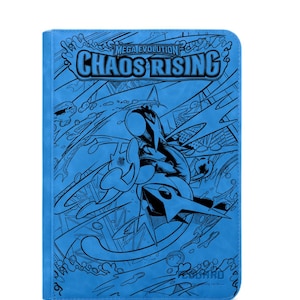 Op de afbeelding: Een blauwe kaartenbinder met de tekst "MEGA EVOLUTION CHAOS RISING" in een vetgedrukte lettertype. De cover heeft een zwart-wit illustratie van een personage in actie, met waterachtige effecten.
