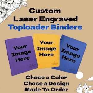 Puede incluir: Tres carpetas para toploaders grabadas con láser personalizadas en morado, amarillo y azul. Cada carpeta presenta el texto 'Your Image Here' y un pequeño logotipo 'CARD BINDER'. La imagen incluye el texto 'Custom Laser Engraved Toploader Binders', 'Chose a Color', 'Chose a Design' y 'Made To Order'.