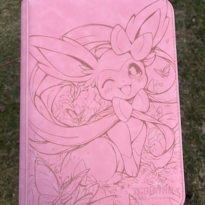 Carpeta de Pokémon Sylveon grabada con láser (hecha a pedido)