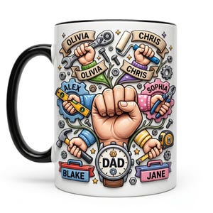 Puede incluir: Una taza de cerámica blanca con asa y borde negros, con un gráfico de un puño central rodeado de manos pequeñas que sostienen herramientas como una llave inglesa, un martillo y un nivel. Los nombres Olivia, Chris, Alex, Sophia, Blake y Jane están impresos.