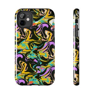 Peut inclure: Coque de téléphone avec un motif abstrait vibrant. Le motif présente des tourbillons noirs, jaunes, violets, turquoise et orange. Le design enveloppe les côtés du téléphone, et l'objectif de la caméra est visible.