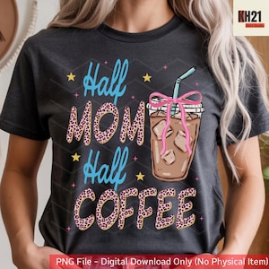 Peut inclure: T-shirt gris foncé avec l'inscription "Half Mom Half Coffee" en bleu et imprimé léopard. Un graphique de café glacé avec un nœud rose et une paille est également présenté. Le t-shirt a un col rond.