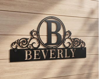Targa personalizzata con iniziale, targa in metallo con nome e motivo floreale, decorazione murale personalizzata con il nome di famiglia, elegante regalo di anniversario di matrimonio per la coppia.
