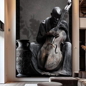 Op de afbeelding: Een groot, ingelijst kunstwerk toont een muzikant die cello speelt. De afbeelding is voornamelijk in grijstinten, met gedetailleerde texturen op de muzikant en de cello. Links is een decoratieve vaas te zien. Het kunstwerk wordt tentoongesteld in een moderne woonruimte.