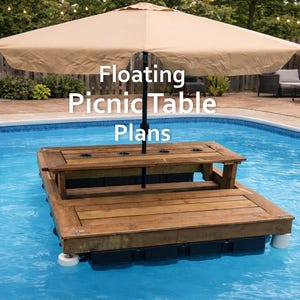 Puede incluir: Una mesa de picnic flotante de madera con una sombrilla adjunta flota en una piscina. La mesa tiene un acabado marrón oscuro y está rodeada de agua azul. El texto de la imagen dice "Floating Picnic Table Plans".