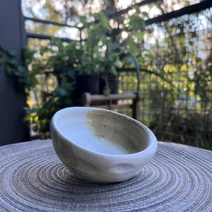 Handgemaakte keramische lichtgroene en witte kom – aardewerk aardewerk – minimalistisch servies