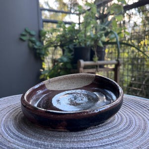 Handgemaakt keramisch bord – aardachtig bruin aardewerk aardewerk – minimalistisch servies – rustieke serveerschaal