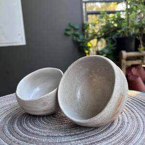 手作り陶器製抹茶カップ2個セット – ストーンウェア陶器 – ミニマルな食器