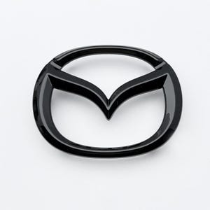 Puede incluir: Un emblema negro brillante de Mazda, con el logotipo estilizado en forma de 'M' de la marca. El emblema tiene una superficie lisa y reflectante, sobre un fondo blanco. El diseño es una representación moderna y minimalista del logotipo del fabricante de automóviles.