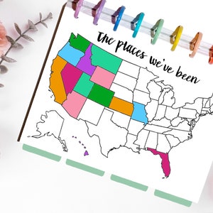 Pode incluir: Uma página branca com um contorno preto do mapa dos Estados Unidos. O mapa é colorido com diferentes cores, incluindo rosa, laranja, verde, azul e roxo. O texto "The places we've been" está escrito em itálico preto no topo do mapa.