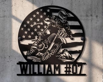 Decoración de pared metálica personalizada para motocross, letrero personalizado para moto de cross, decoración de garaje con la bandera estadounidense, placa de deportes extremos, regalo único para motociclistas.