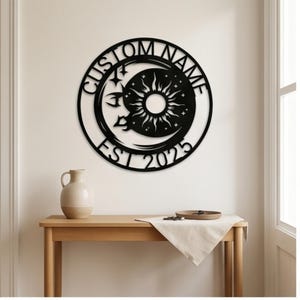 Gepersonaliseerde zon en maan metalen bord, custom celestial muurkunst, boho woondecoratie, EST. Plaquette huwelijksverjaardag 2025