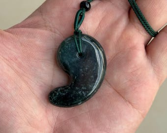 Colgante Magatama de jadeíta azul copo de nieve, collar de cuentas de jade japonés