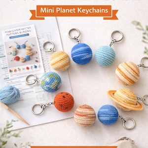 Może przedstawiać: Kolekcja szydełkowych breloków w kształcie planet w różnych kolorach, w tym niebieskim, pomarańczowym, żółtym i w paski. Na zdjęciu znajduje się również szydełko, przędza i arkusz wzoru. Tekst brzmi "Solar System Crochet Pattern Bundle" i "Mini Planet Keychains."