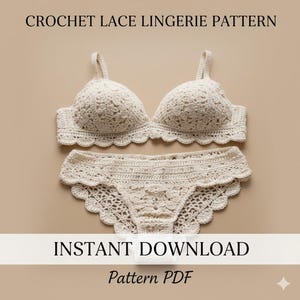 Puede incluir: Un conjunto de lencería de encaje de ganchillo color crema, que incluye un sujetador y ropa interior a juego. El sujetador tiene tirantes ajustables y un borde festoneado. La ropa interior también presenta un borde festoneado. El texto "CROCHET LACE LINGERIE PATTERN" y "INSTANT DOWNLOAD Pattern PDF" son visibles.